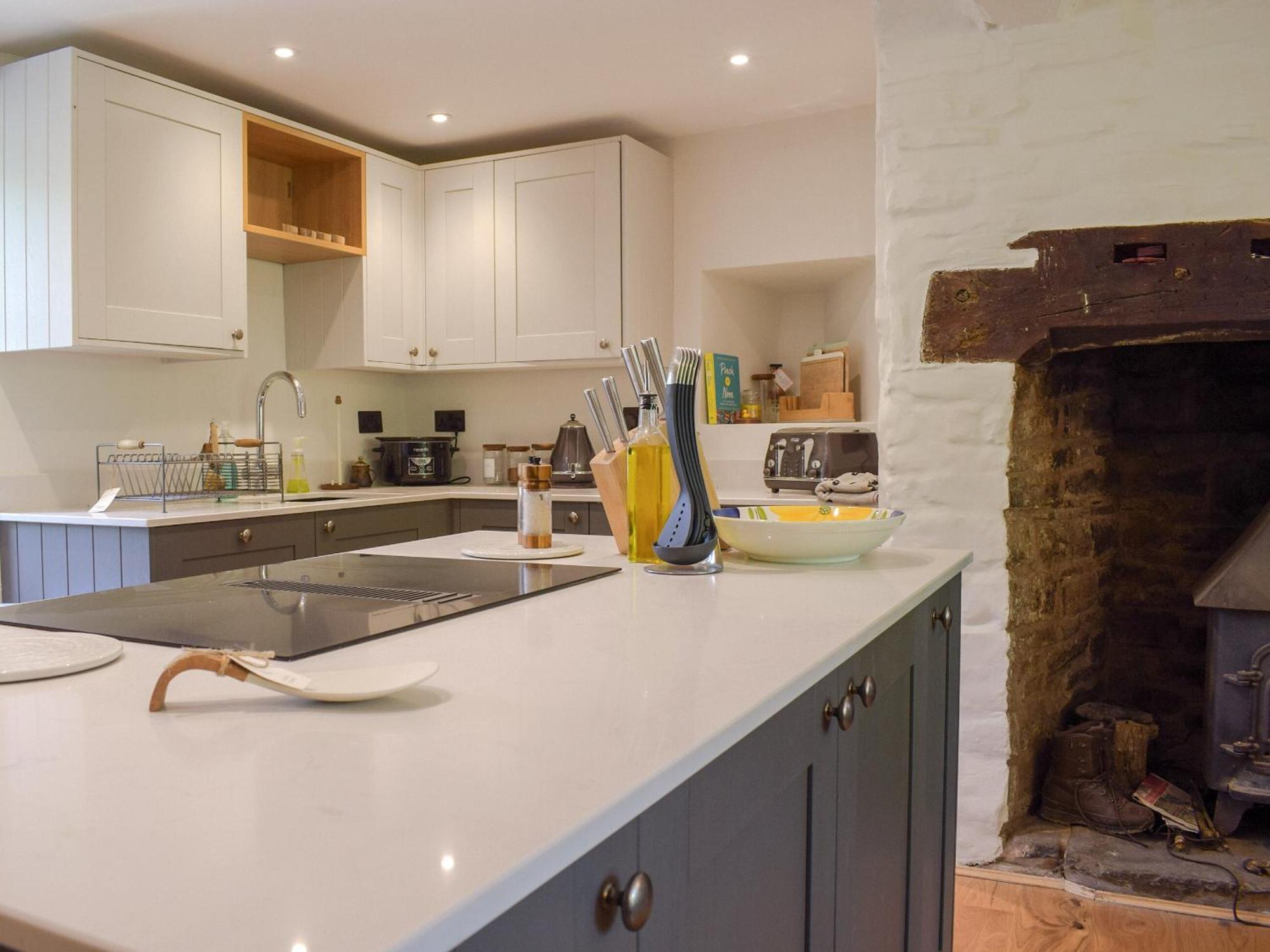 Lower Goytre Farmhouse Llanfair Waterdine Extérieur photo