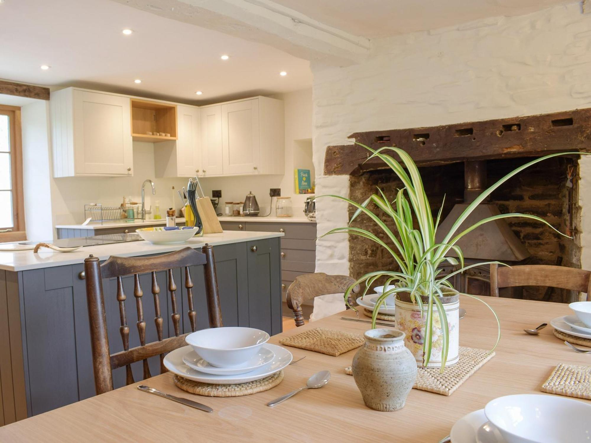 Lower Goytre Farmhouse Llanfair Waterdine Extérieur photo
